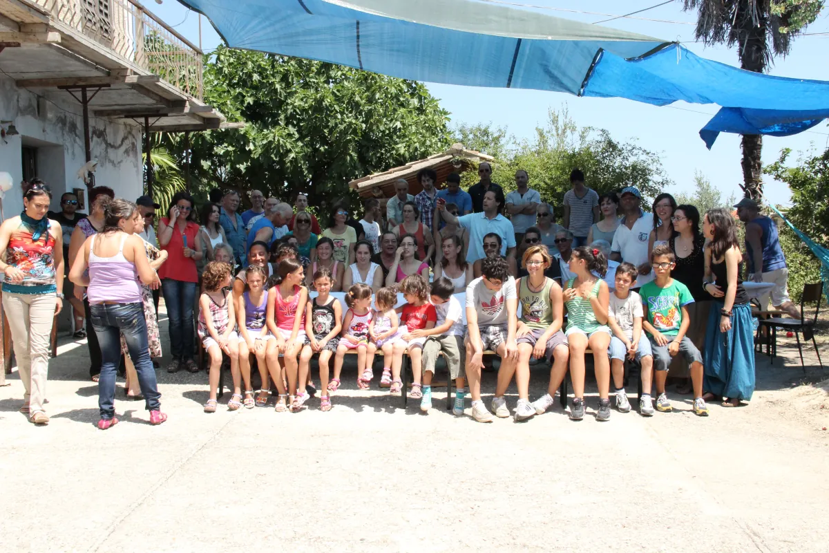 La famiglia al completo in cortile, a un Laico Day recente